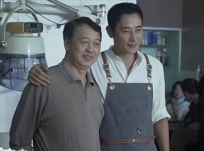 唐嫣疑现身悼念罗晋父亲，打扮严实在入口迎宾，被曝曾悄悄去探病