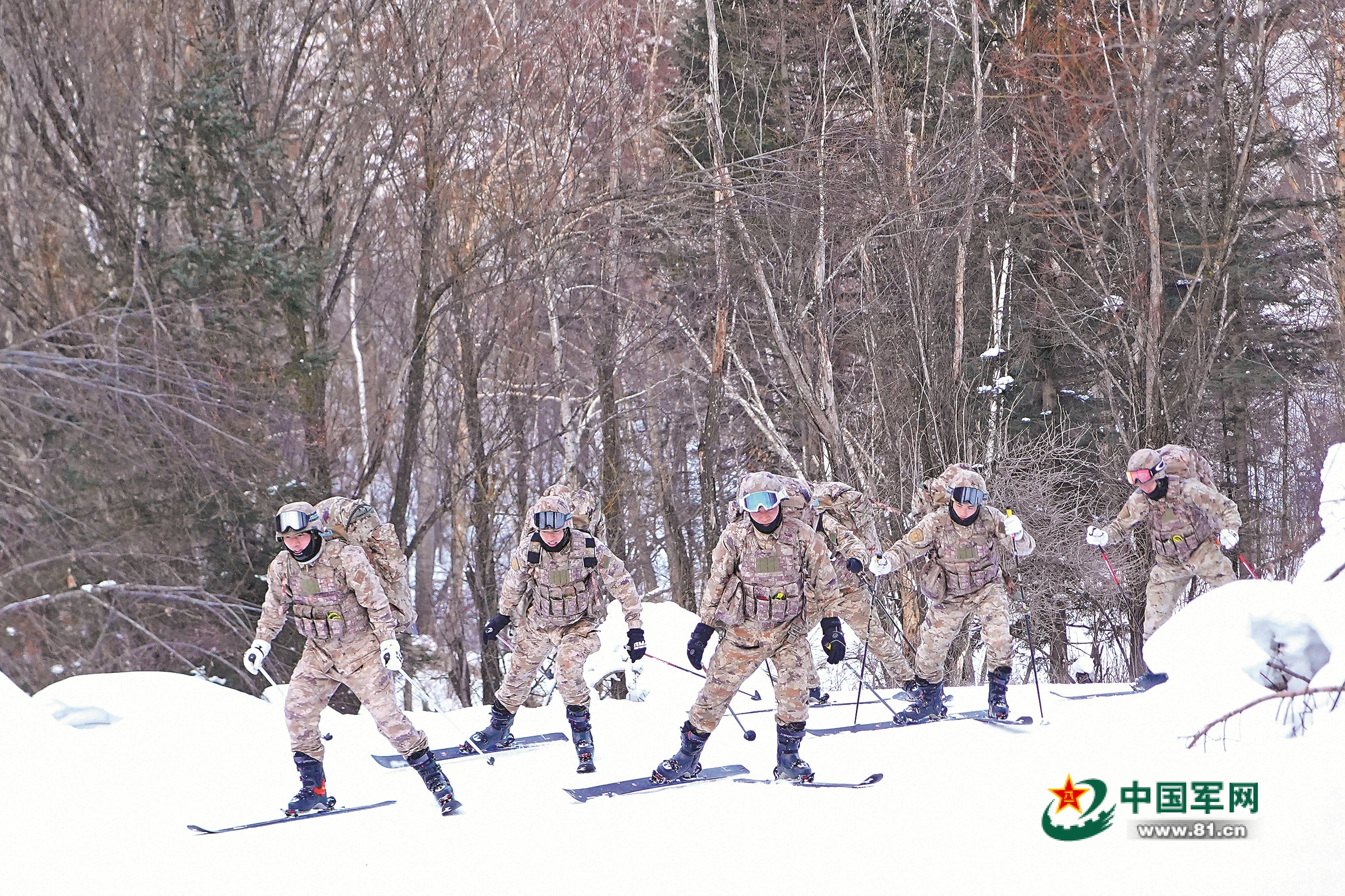 我军北方部队严寒中展开冬季训练 提升全域战斗力