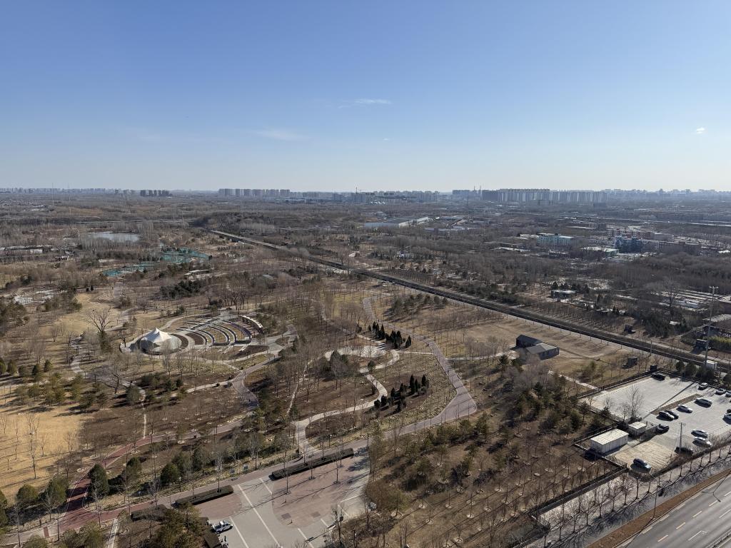 北京大风持续气温骤降 气象部门发布防寒防